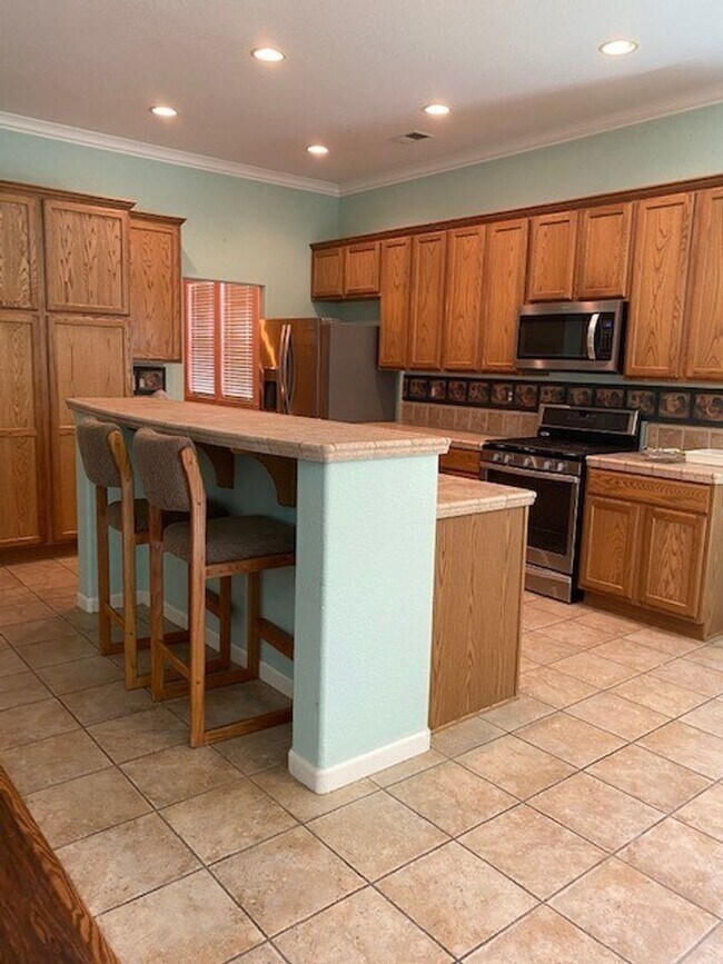 Building Photo - Huge 3 Bed 2 Bath + Den Golf Course Hom...