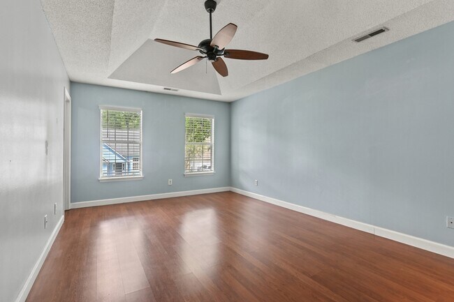 Building Photo - 1382 Center Lake Dr