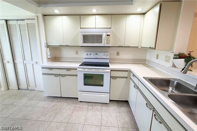 Building Photo - 7360 St Ives Way