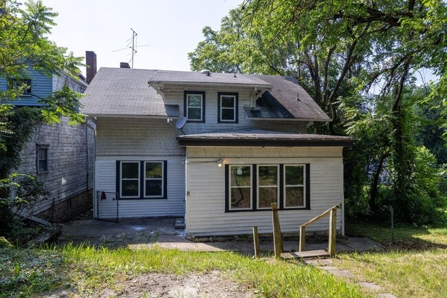 Building Photo - Renovated Large 4 Bedroom House in McKeesp...