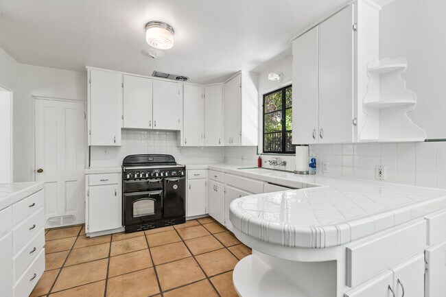 Building Photo - 839 N Avenida Olivos