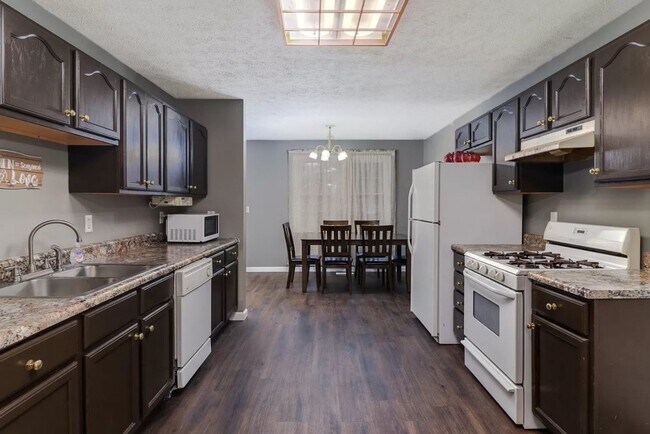 Building Photo - 1622 Iowa St