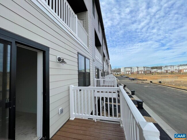 Building Photo - 939 Salamander St