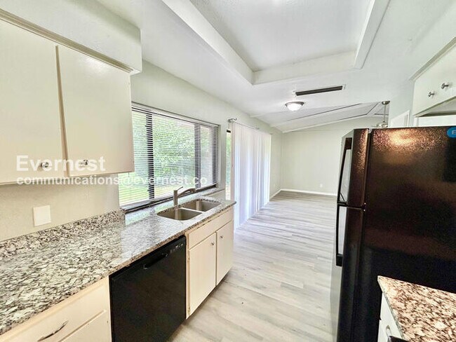 Building Photo - Limited Time Special Offer / 3 Bed, 2 Bath Home with Garage / Pet-Friendly / Available Now!