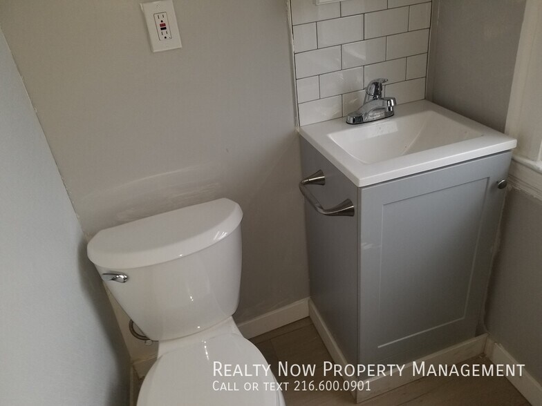 Building Photo - 11871 Lake Ave