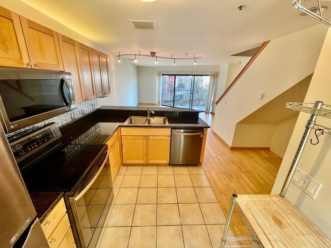 Building Photo - Top-Floor Riverfront Living with Broadway Bridge Views | 2 Bed + 2 Bath + Parking