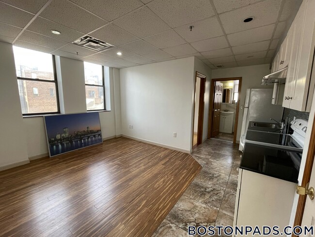 Building Photo - 72 Kneeland St