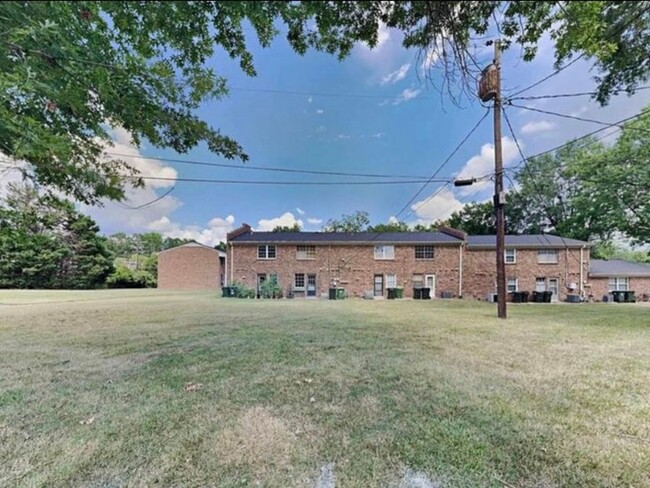 Building Photo - 2 Bedroom Townhome in Chapel Hill