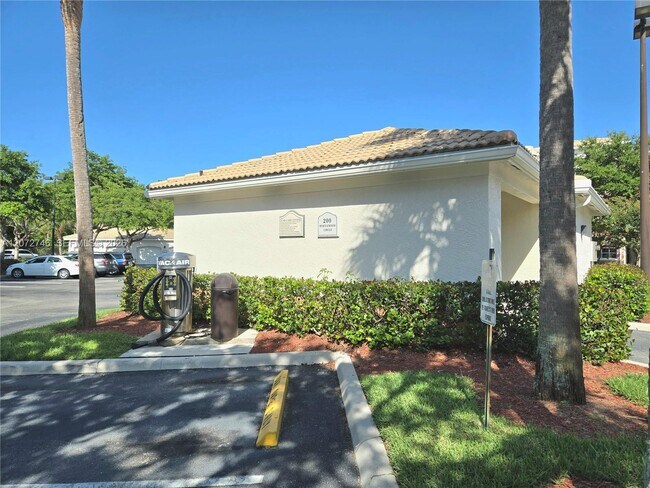 Building Photo - 1307 Myrtlewood Cir E