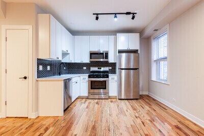 Building Photo - 654 W Wellington Ave