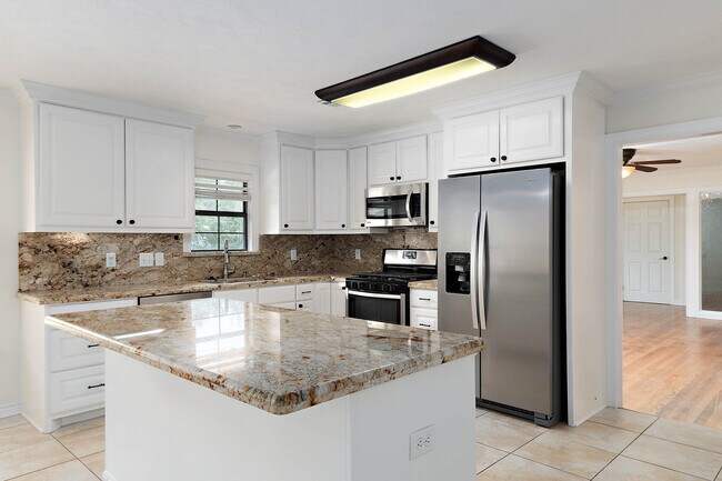 Building Photo - 309 Brookside Dr E