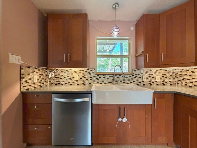 Building Photo - 7103 Twin Crest Dr