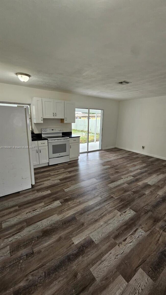 Building Photo - 123 SW 68th Ave