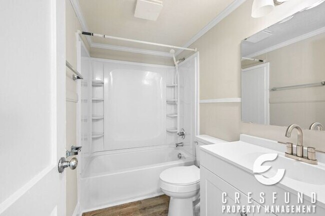 Building Photo - Bright and Cozy Cottage Style 2 Bedroom 1 ...