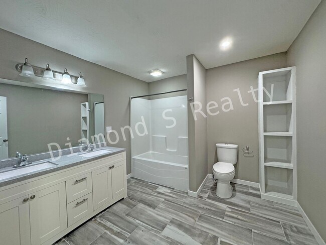 Building Photo - Updated and Located near Mercy Hospital!  4 bedrooms!