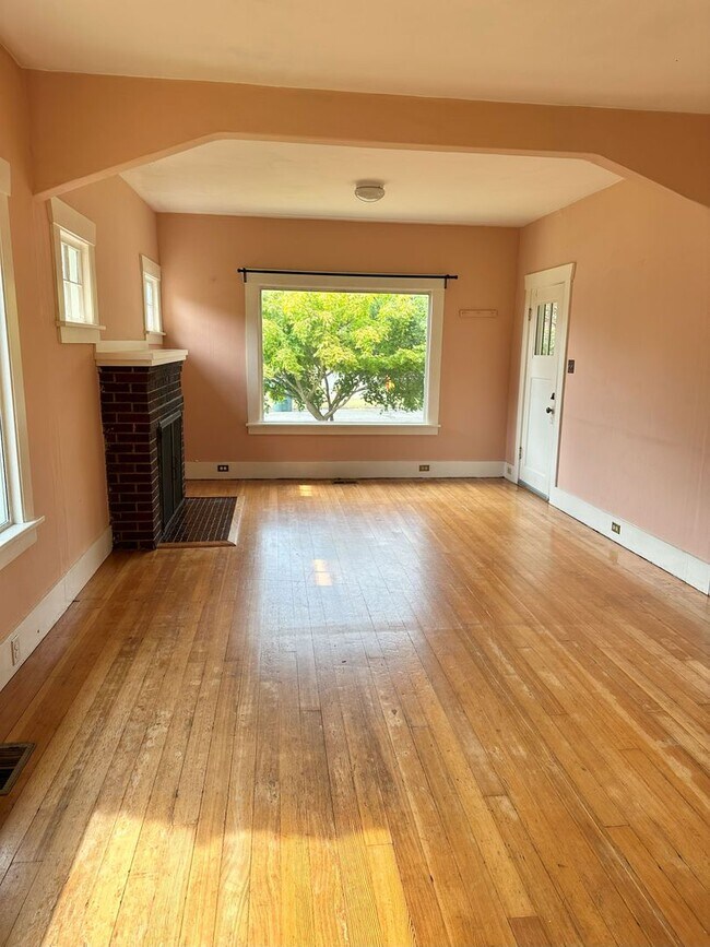 Building Photo - 2 bdrm/1 bath Lettered Streets cottage for rent