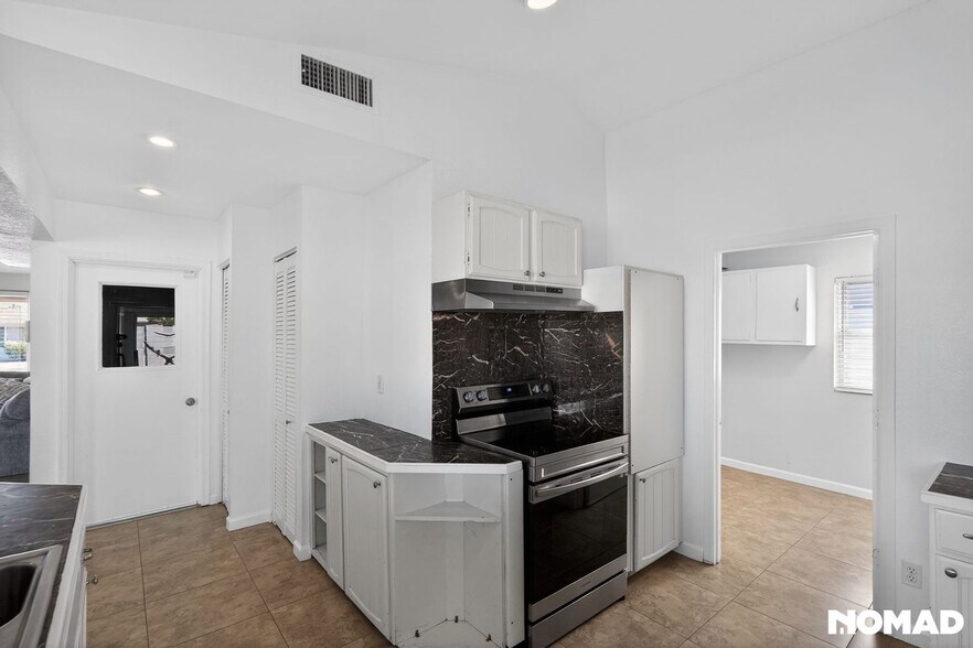 Building Photo - 1636 W Taro Ln