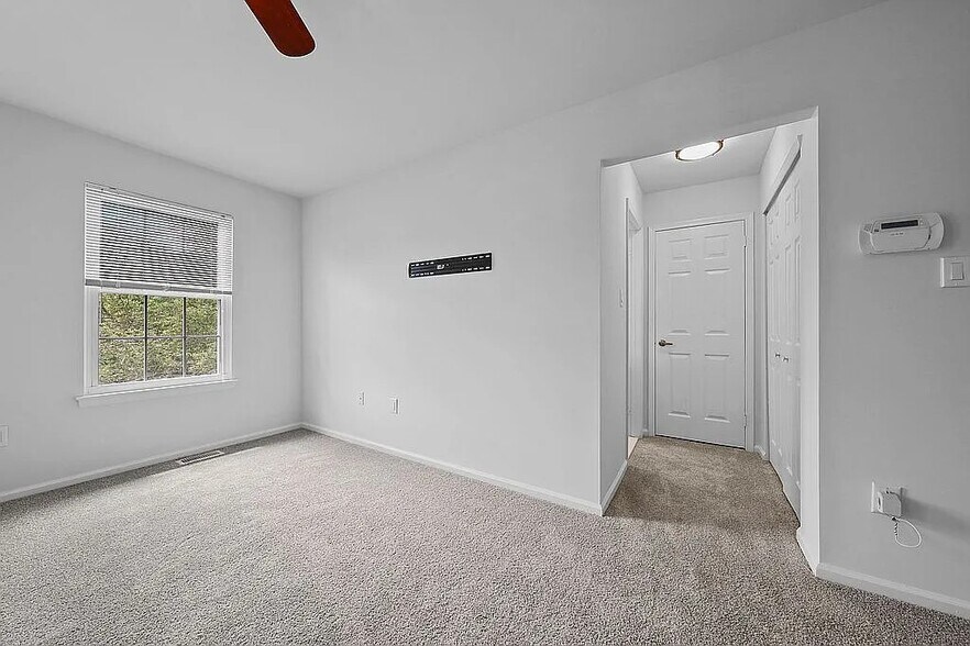 Building Photo - 13 Hollowell Way