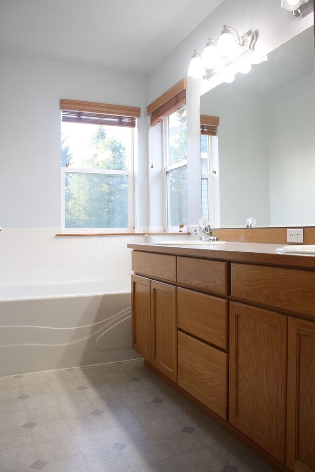 Building Photo - 3 bdrm, 2.5 Bath, 2 car Garage, Gas heat, ...