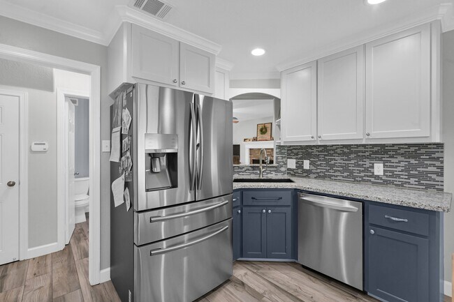 Building Photo - 22806 Lantana Dr