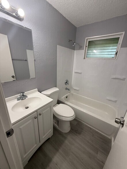 Building Photo - 220 McAlpine Dr