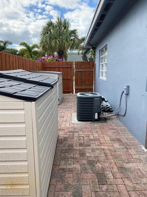 Building Photo - 6601 Lake Clarke Dr