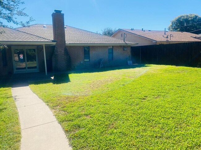 Building Photo - 3 bed 2 bath 2 car garage! Self Showing