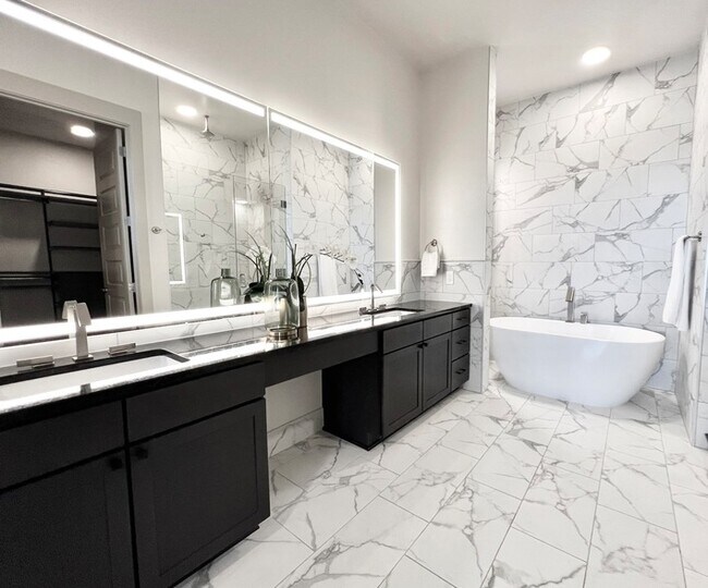 Building Photo - 3330 Oak Grove Ave