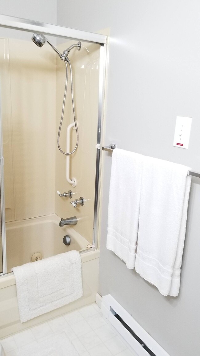 Building Photo - 1881 Cliff Rd