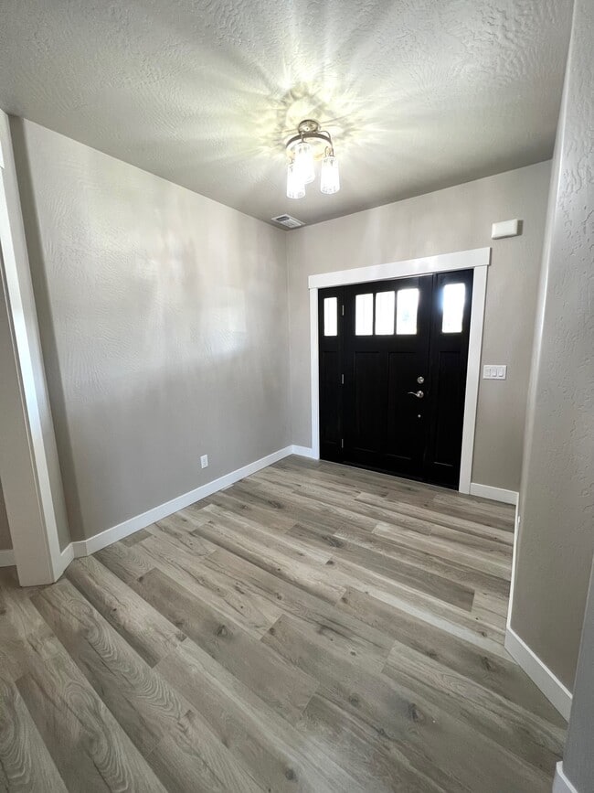 Building Photo - 3021 NW Mount Thielsen Dr