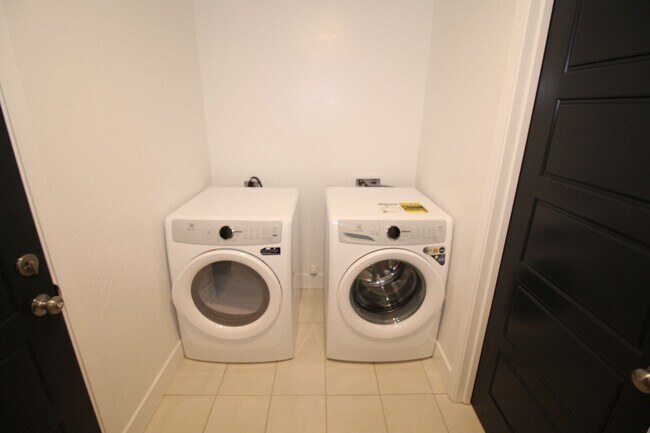 Building Photo - 2737 E Tamarind Dr