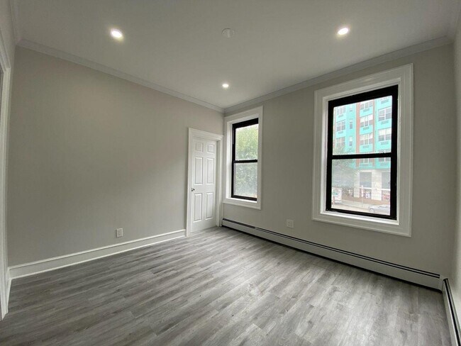 Building Photo - 338 2nd St