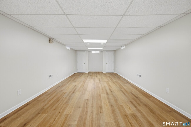 Building Photo - 5 Lilac Ln