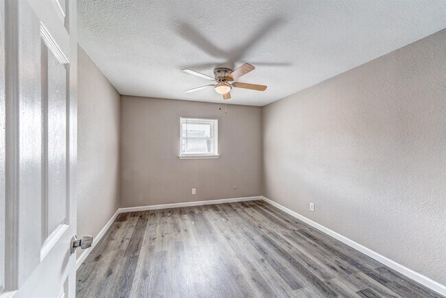 Building Photo - 521 Spring Dr