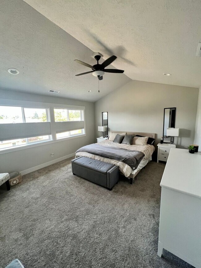 Building Photo - GORGEOUS CUSTOMIZED HOME - ALL THE DETAILS HERE!! 4bd/2.5ba + Bonus Rooms Excellent Location!!