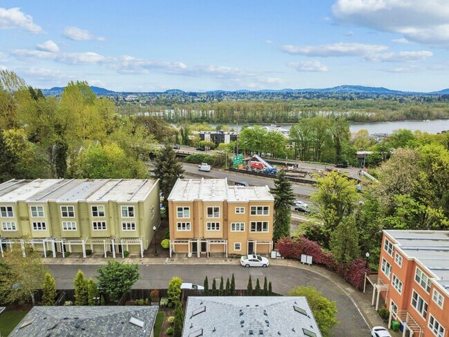 Building Photo - Spectacular SW Portland 2 bedroom Townhouse