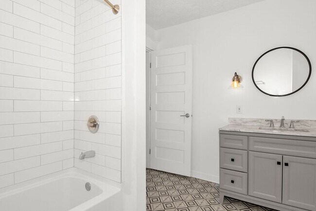 Building Photo - Classic Remodeled Townhome in Windsor Park