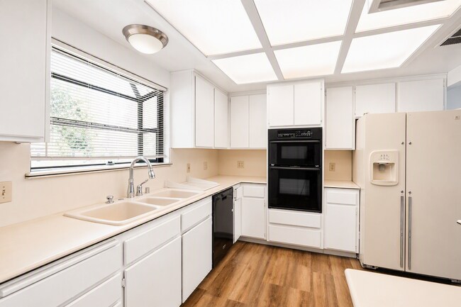 Building Photo - 220 Lilac Ct