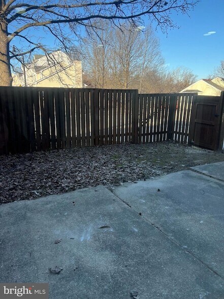 Building Photo - 2214 Deerfern Crescent