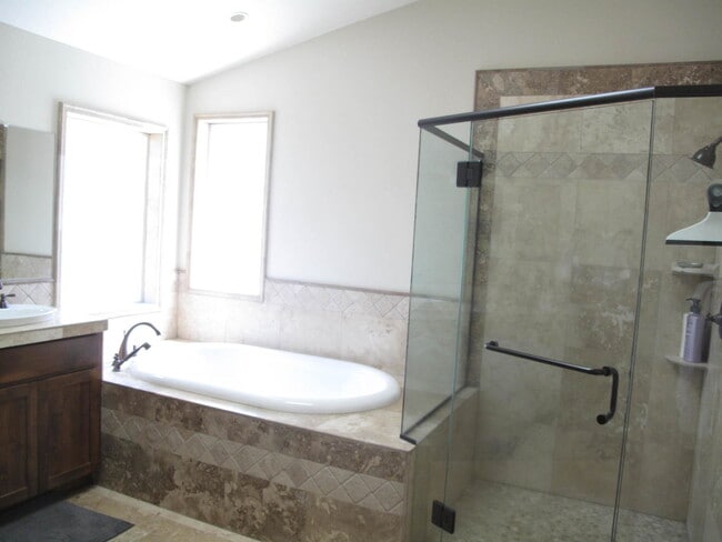 Building Photo - Live in Town