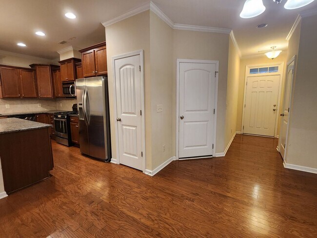 Building Photo - 3 Bedroom - Cary Townhome in Central Location!!! Close to 540 and Research Triangle Park!