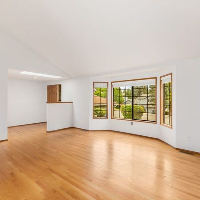 Building Photo - Spacious Education Hill Beauty