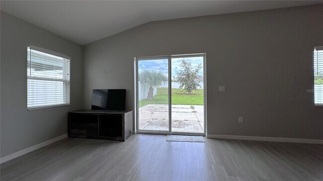 Building Photo - 421 Pinecrest Loop