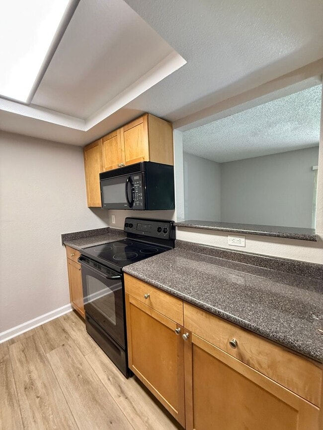 Building Photo - STRATFORD CONVENIENT 1/1 CONDO IN SEMINOLE...