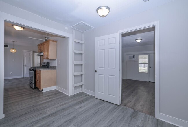 Building Photo - 9834 Denning Dr