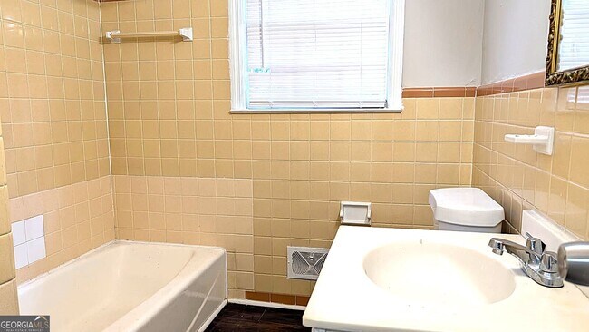 Building Photo - 2710 Riverview Rd