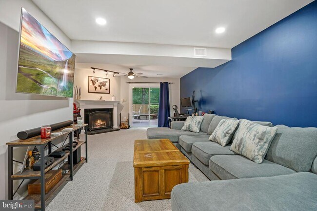 Building Photo - 7930 Bubbling Brook Cir