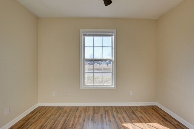 Building Photo - 3 bed 2 bath in the heart of St. B.  Fresh Paint.  Clean and Ready for You.