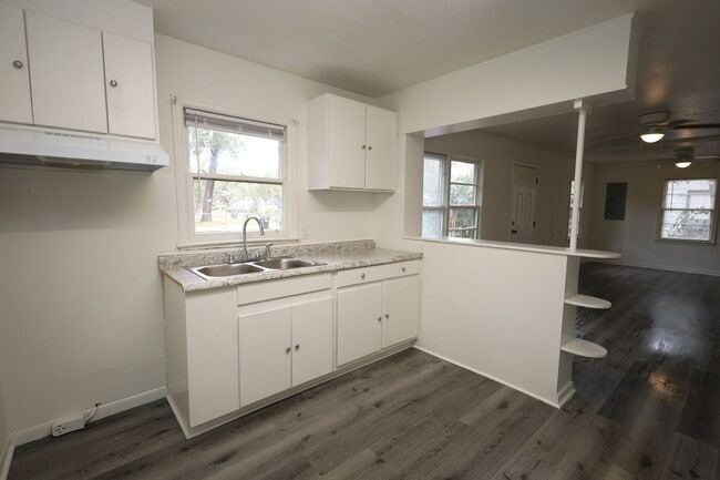 Building Photo - 743 E Brookwood Dr