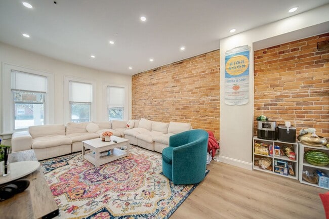 Building Photo - Massive 10 Bedroom Newly Renovated House P...